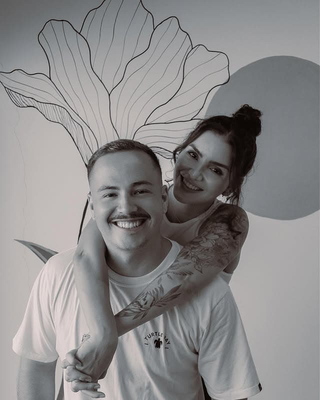 Henrique e Sarah sorrindo